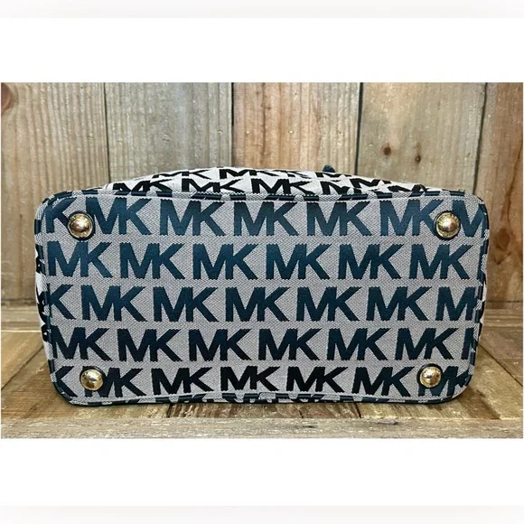 Michael Kors. 3 Piece Set: Jet Set Tote Bag with Free Dust Bag & Purse Scarf. - Picture 13 of 16